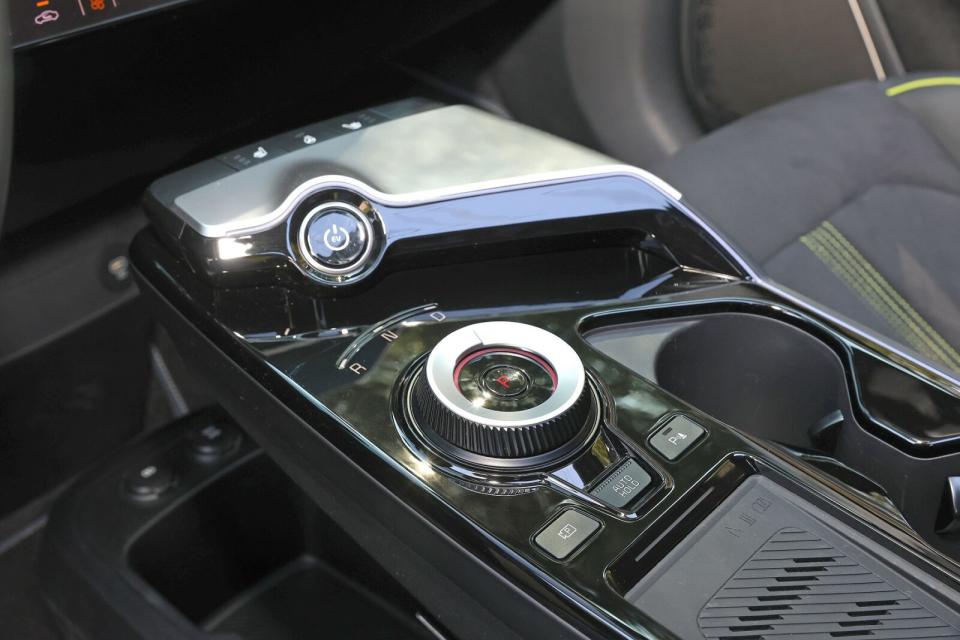 電動車不可或缺的E-SHIFT電子旋鈕排檔機構，採用旋鈕式的直覺操作設計。