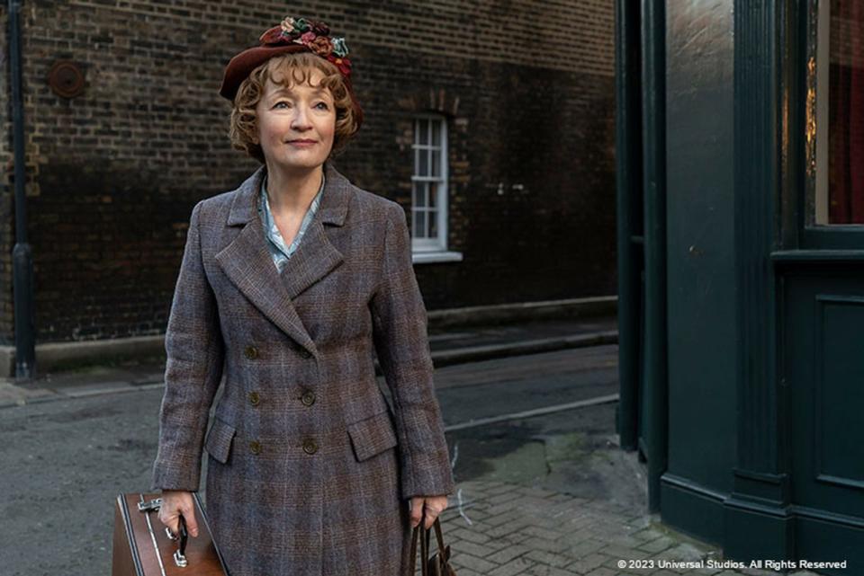 Ada Harris (Lesley Manville) ist eine bodenständige Frau, aber auch sie möchte mal etwas Besonderes haben - und zwar ein Kleid von Dior. (Bild: 2021 Ada Films Ltd - Harris Squared Kft/Liam Daniel/EuroVideo)