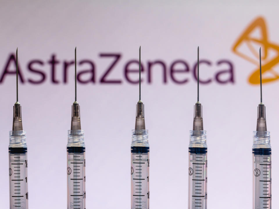 Bundesgesundheitsminister Jens Spahn strebt eine sofortige Freigabe des Corona-Impfstoffs von AstraZeneca für alle Impfwilligen an (Bild: rafapress/Shutterstock.com)