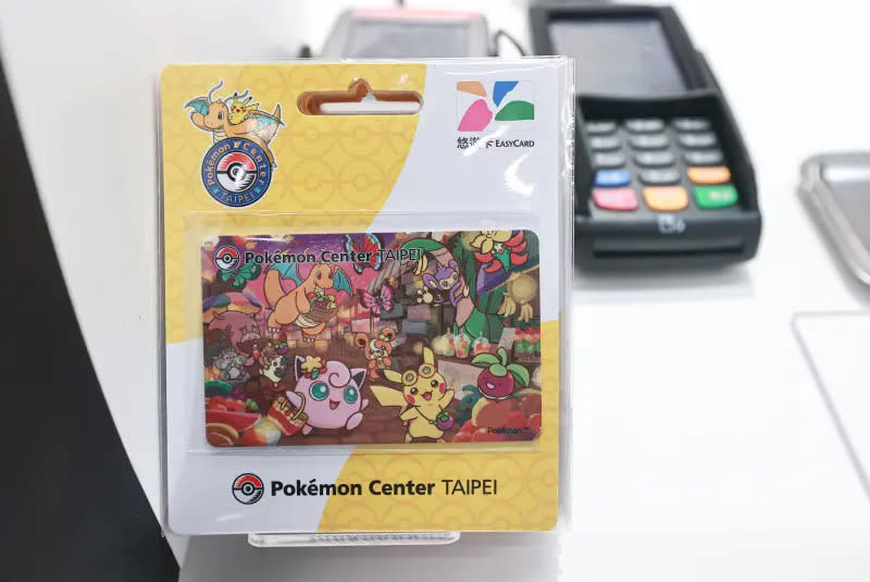 ▲台北開幕限定最親民實用的紀念商品「寶可夢悠遊卡─Pokémon Center TAIPEI版」。（圖／記者葉政勳攝）