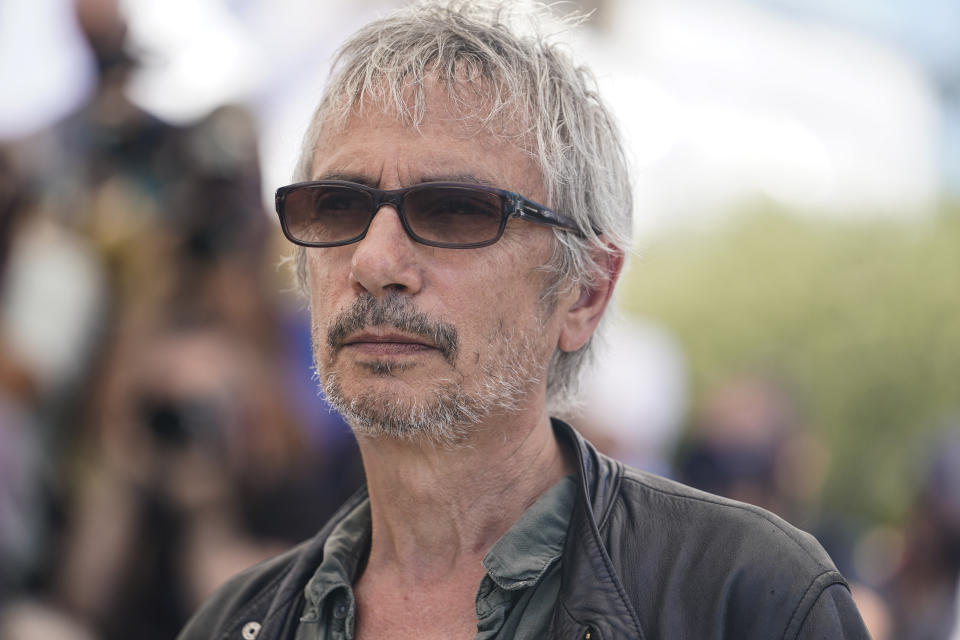 El director Leos Carax posa con motivo del estreno de "Annette" en el Festival Internacional de Cine de Cannes, en el sur de Francia, el martes 6 de julio de 2021. (AP Foto/Brynn Anderson)