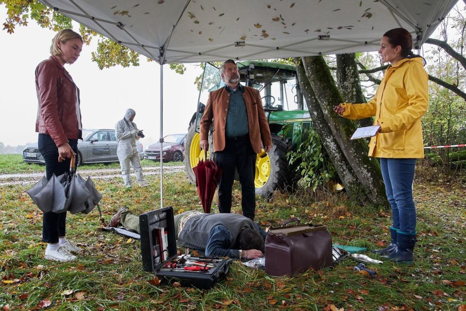 "Bauer sucht Bauer" heißt die erste Folge der neuen Staffel - sie beginnt wie eh und je mit einem Mord: Pathologin Mai (Sina Wilke, rechts) erläutert den Kommissaren Stadler (Dieter Fischer, Mitte) und Winter (Vanessa Eckart, links), dass das Opfer aus der Ferne erschossen wurde. Im Hintergrund: Spurensicherer (Alexander Vitzthum). (Bild: ZDF / Bojan Ritan)