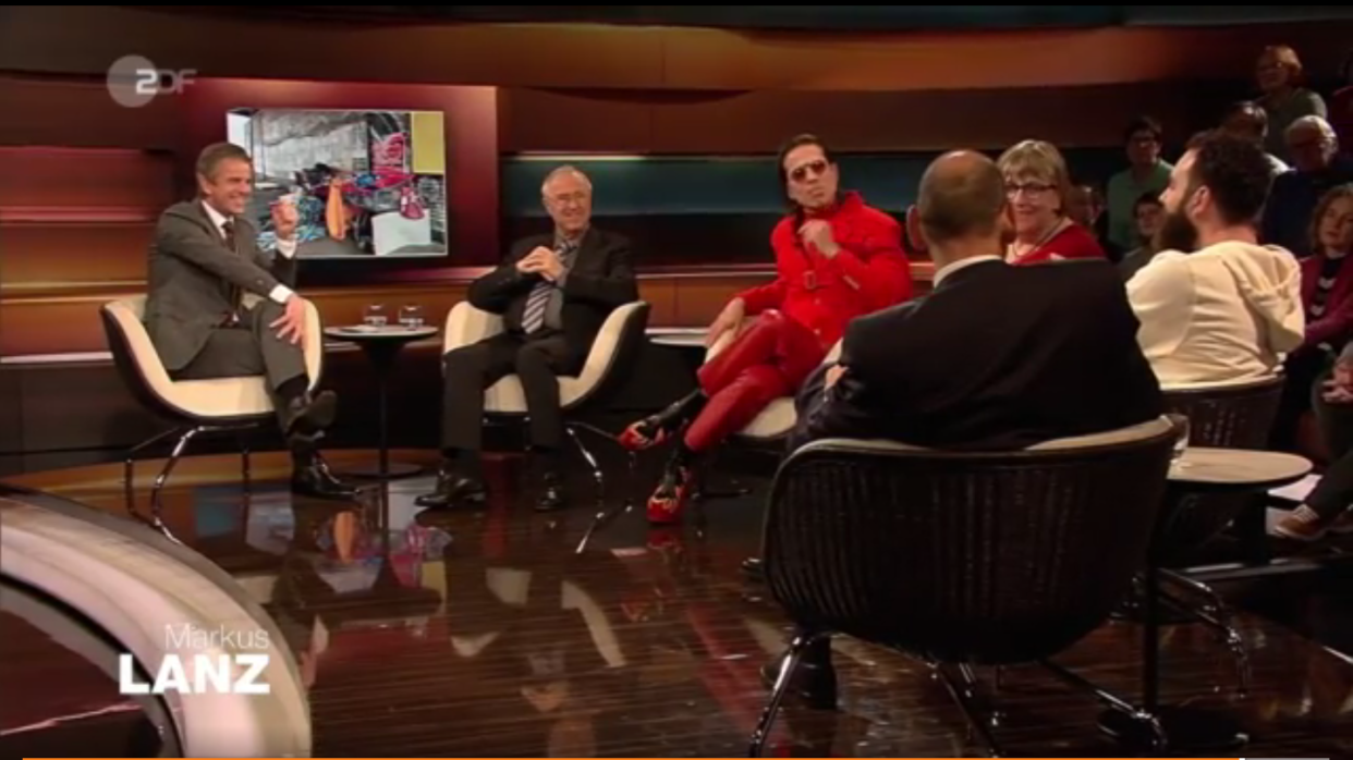 Zu Gast sind Politiker Hans Eichel, Ökonom Daniel Stelter, Model Jorge González, Ex-Obdachloser Dominik Bloh und Sozialarbeiterin Andrea Hniopek. Foto: ZDF Screenshot