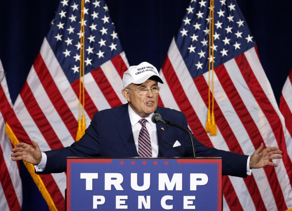 Rudy Giuliani, ex alcalde de Nueva York, y el senador de Alabama Jeff Sessions portaron ambos la nueva gorra con la leyenda “Make Mexico Great Again Also” (“Hagamos grande también a México otra vez”) mientras aguardaban el importante discurso de Trump sobre inmigración en Phoenix el miércoles por la noche.