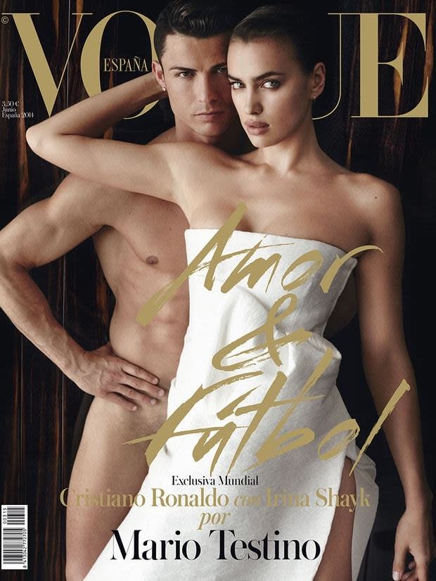 Christian Ronaldo se laisse dénuder par sa copine Irina Shayk en 2014… et pour le Vogue Espagne. Mario Testino assure sur ce shooting élégant. 