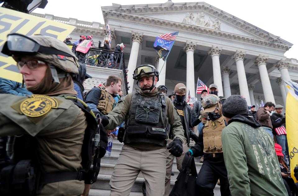 <p>Jessica Marie Watkins (izquierda) y Donovan Ray Crowl (centro), ambos de Ohio, marchan por los escalones del frente este del Capitolio de los EE. UU. Con el grupo de milicias Oath Keepers entre los partidarios del presidente de los EE. UU., Donald Trump, que protestan contra la certificación del Resultados de las elecciones presidenciales de EE. UU. De 2020 por el Congreso de EE. UU., En Washington, EE. UU., 6 de enero de 2021.</p> ( REUTERS / Jim Bourg / Foto de archivo)