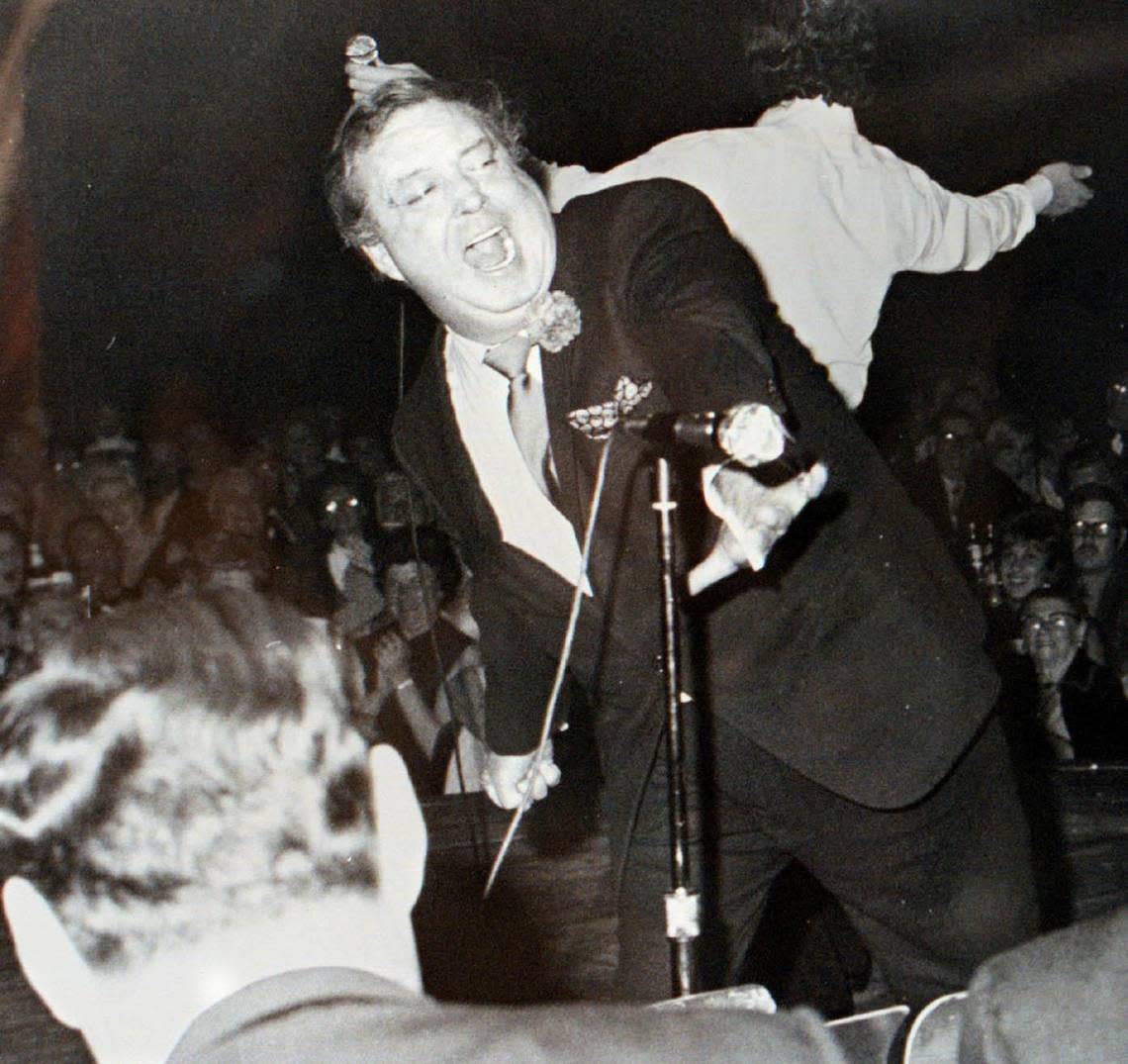 Jackie Gleason, The Great One, belting a tune with Engelbert Humperdink at the Diplomat.