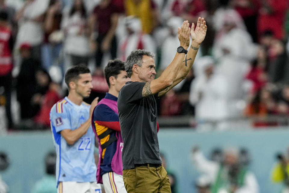 El técnico de España Luis Enrique tras la derrota por penales ante Marruecos en los octavos de final del Mundial, el martes 6 de diciembre de 2022, en Rayán, Qatar. (AP Foto/Martin Meissner)