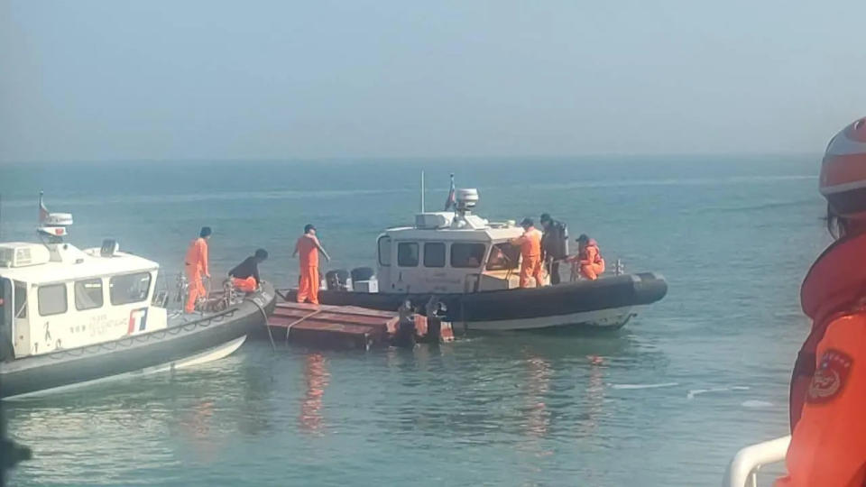 大陸漁民遭驅離落海（圖/海巡署提供）