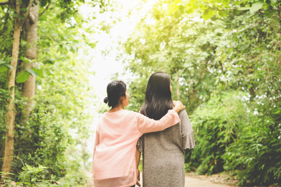 母女擁抱背影（照片來源：Getty Creative）