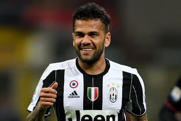 Dani Alves sonríe con la camiseta de la Juventus FC. / (foto Twitter)