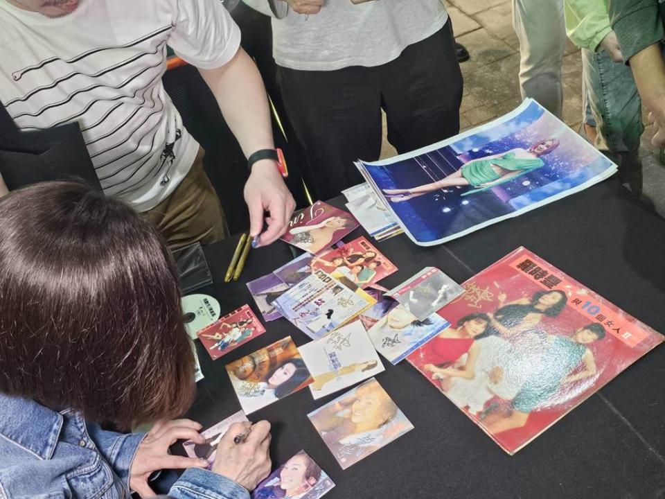 陳美鳳將鐵粉所珍藏的黑膠唱片、專輯一一簽名。(游定剛拍攝)
