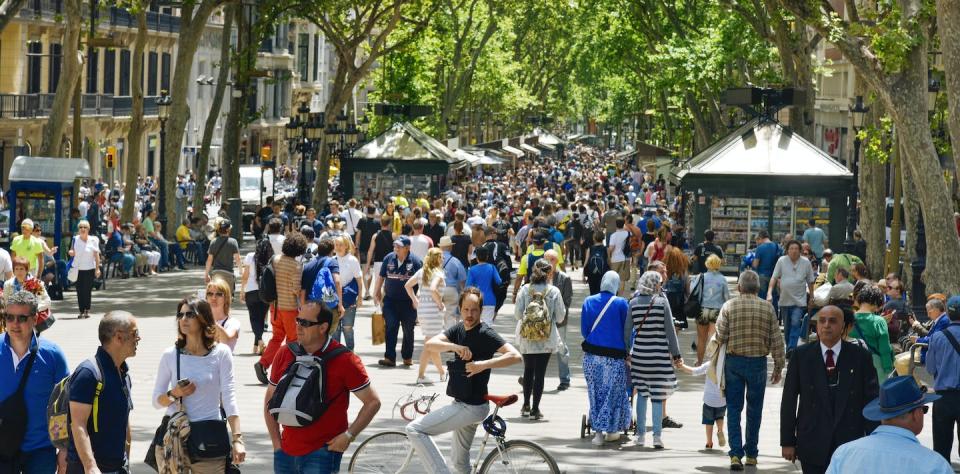 Las Ramblas de Barcelona un día de la primavera de 2017. <a href="https://www.shutterstock.com/es/image-photo/barcelona-spain-may-22-2017-people-645648193" rel="nofollow noopener" target="_blank" data-ylk="slk:Shutterstock / nito;elm:context_link;itc:0;sec:content-canvas" class="link ">Shutterstock / nito</a>