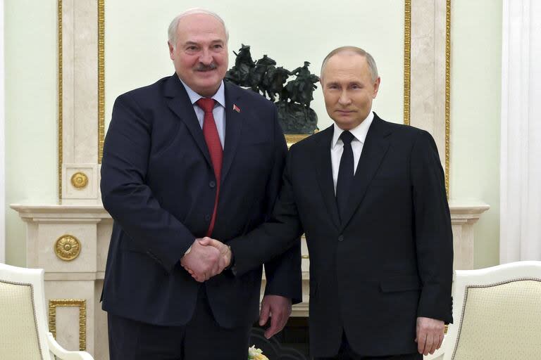 Dos aliados: Alexander Lukashenko y Vladimir Putin, presidentes de Bielorrusia y Rusia, dos banderas que no flamearán en París 2024