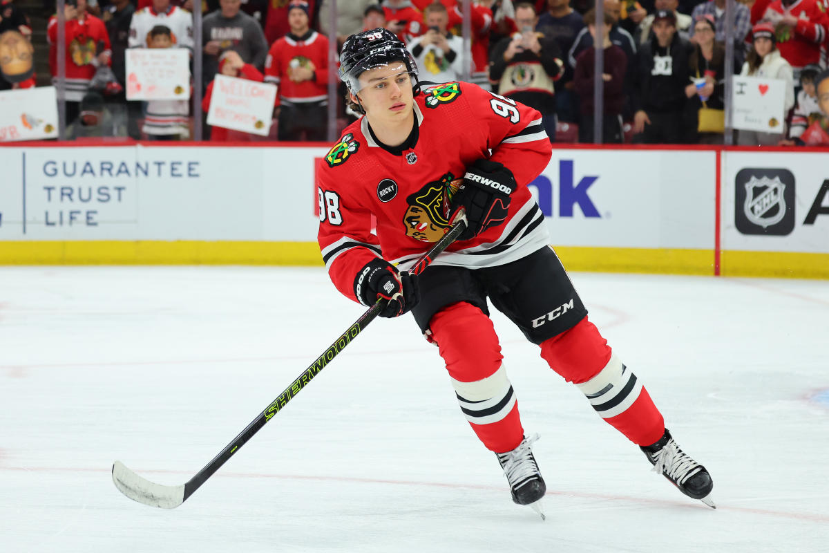 Connor Bédard marque le premier but électrique à domicile des Blackhawks