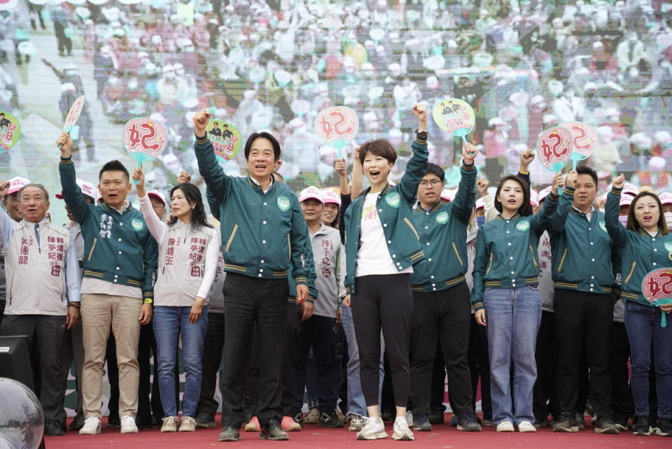 雖屬不同派系，且曾因議長選舉爭議產生嫌隙，但多年來，陳亭妃仍盡量保持「尊賴」立場。   圖：黃博郎／攝