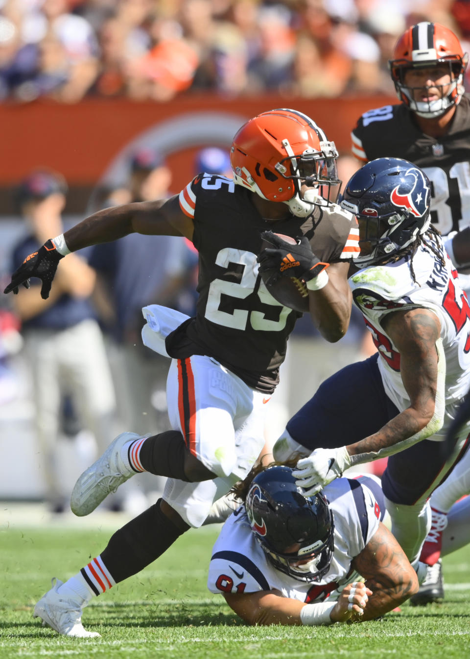 Cleveland Browns running back Demetric Felton (25) runs for a 33-yard touchdown after a pass during the second half of an NFL football game against the Houston Texans, Sunday, Sept. 19, 2021, in Cleveland. (AP Photo/David Richard)