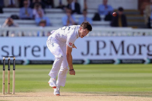 Matthew Potts bowling for England against Sri Lanka