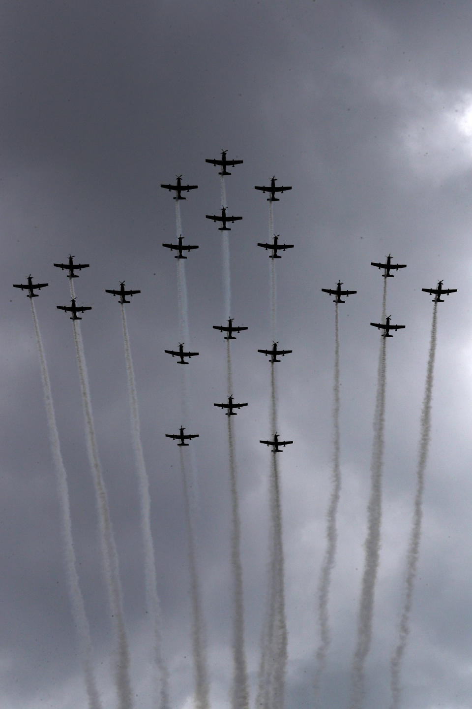 Aviones vuelan en formación como parte del desfile militar anual por el Día de la Independencia, el miércoles 16 de septiembre de 2020, en la Ciudad de México. (AP Foto/Marco Ugarte)