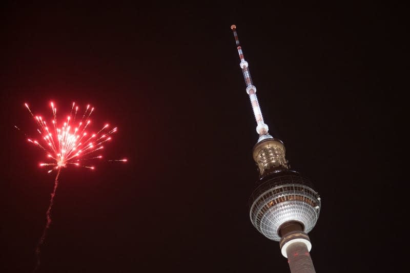 Fireworks illuminates the sky in front of the television tower on New Year's Eve. Sebastian Christoph Gollnow/dpa