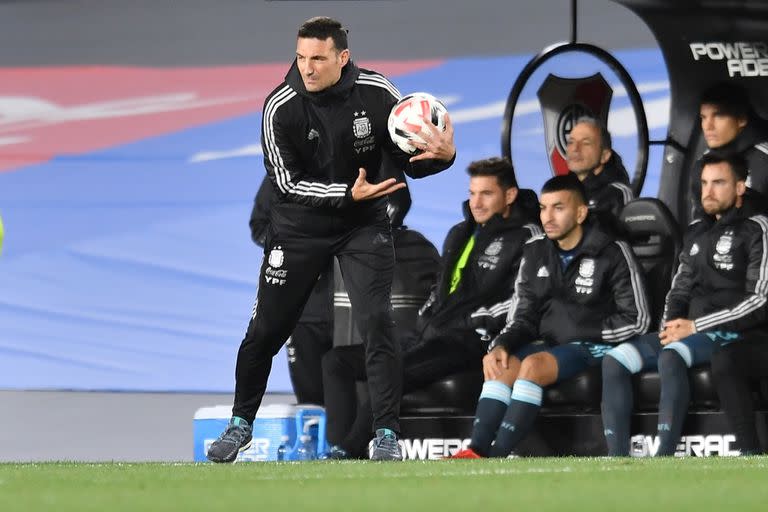 Scaloni, en una escena del primer tiempo. El entrenador demoró en hacer cambios