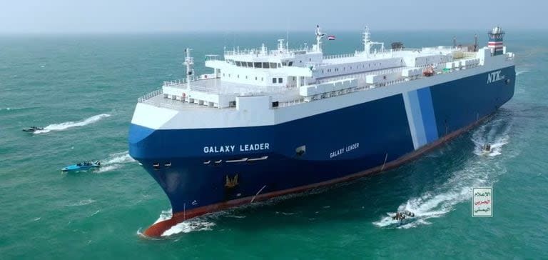 El buque Galaxy Leader navega seguido por embarcaciones hutíes tras ser secuestrado en el Mar Rojo en noviembre (Archivo)