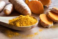 <p>Auch dem Ingwergewächs Kurkuma wird eine gesundheitsfördernde Wirkung nachgesagt. Verstärkt durch die Kombination mit schwarzem Pfeffer soll das im Kurkuma enthaltene Polyphenol Curcumin, bei Verdauungs- und Magenbeschwerden helfen. Kurkuma wird oft in asiatischen Reisgerichten eingesetzt sowie als Zutat im Heißgetränk "Goldene Milch". (Bild: iStock/Madeleine_Steinbach)</p> 