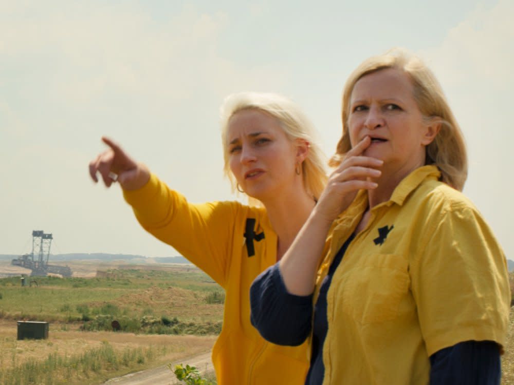 "Eher fliegen hier UFOs": Natalie (Merle Wasmuth, l.) und Marita (Johanna Gastdorf) betrachten das Abbaugebiet. (Bild: WDR/Olaf Hirschberg)