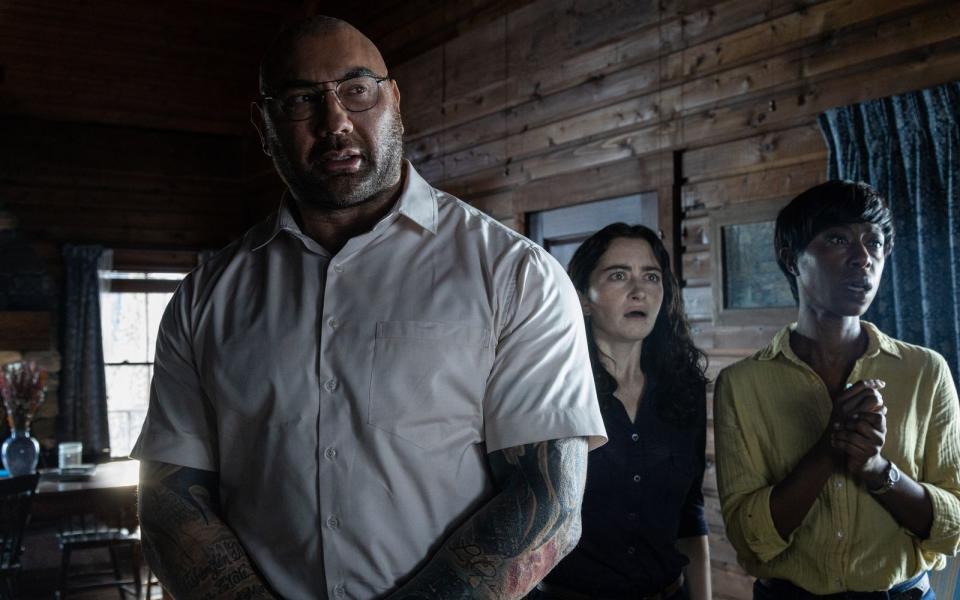 In "Knock at the Cabin" kann Regisseur und Drehbuchautor M. Night Shyamalan auf einen besonderen Trumpf zurückgreifen: Dave Bautista, der sich diesmal nicht als bloßer Haudrauf, sondern als sanftmütiger Riese präsentiert. (Bild: Universal Studios)