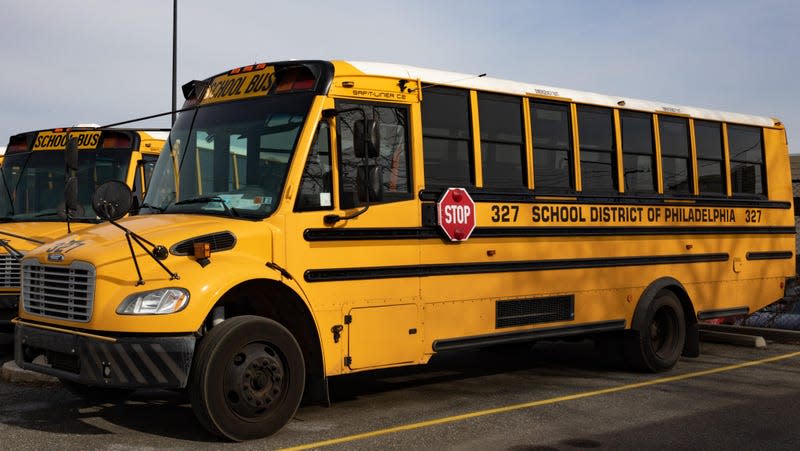 School District of Philadelphia buses parked in a lot while public schools remain temporarily closed for in-person learning in Philadelphia, Pennsylvania, U.S., on Thursday, Jan. 6, 2022. - Photo: Hannah Beier/Bloomberg (Getty Images)
