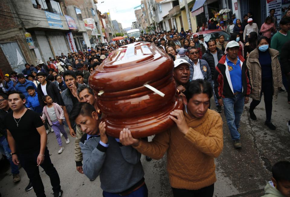 Un nutrido grupo de personas acompaña el féretro hasta el funeral del John Mendoza, de 34 años, que murió en las protestas contra la nueva presidenta Dina Boluarte, en Ayacucho, Perú, el sábado 17 de diciembre de 2022. Las ocho muertes de esta semana convirtieron a Ayacucho en el epicentro de la violencia en la aún vigente crisis de Perú que ha resultado para muchos como un recordatorio del pasado sangriento de la región y el constante abandono de las autoridades de la lejana capital. (AP Foto/Hugo Curotto)