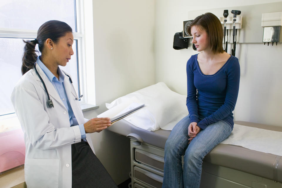 Eine Ärztin im Anamnese-Gespräch mit einer Patientin. (Symbolbild: Getty)