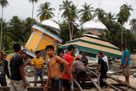 Villagers build a temporary mosque at the epicentre of a devastating earthquake at Lende Tovea village in Donggala, Indonesia Sulawesi island, October 6, 2018. REUTERS/Beawiharta