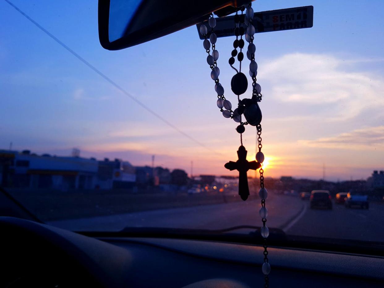 Rosaries are meant for praying anywhere and anytime. <a href="https://www.gettyimages.com/detail/photo/rosary-hanging-in-car-during-sunset-royalty-free-image/1140080568?phrase=Anderson%20Mouzinho&adppopup=true" rel="nofollow noopener" target="_blank" data-ylk="slk:Anderson Mouzinho/EyeEm via Getty Images;elm:context_link;itc:0;sec:content-canvas" class="link ">Anderson Mouzinho/EyeEm via Getty Images</a>