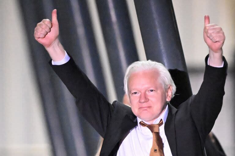 El fundador de WikiLeaks, Julian Assange, da un pulgar hacia arriba después de llegar al aeropuerto de Canberra en Canberra el 26 de junio de 2024, después de declararse culpable en un tribunal estadounidense en Saipán de un solo cargo de conspiración para obtener y difundir información de defensa nacional de Estados Unidos.