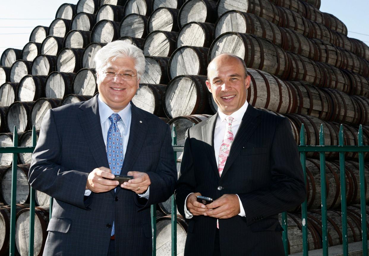 Mike Lazaridis and Jim Balsillie with the BlackBerry smartphone in 2009