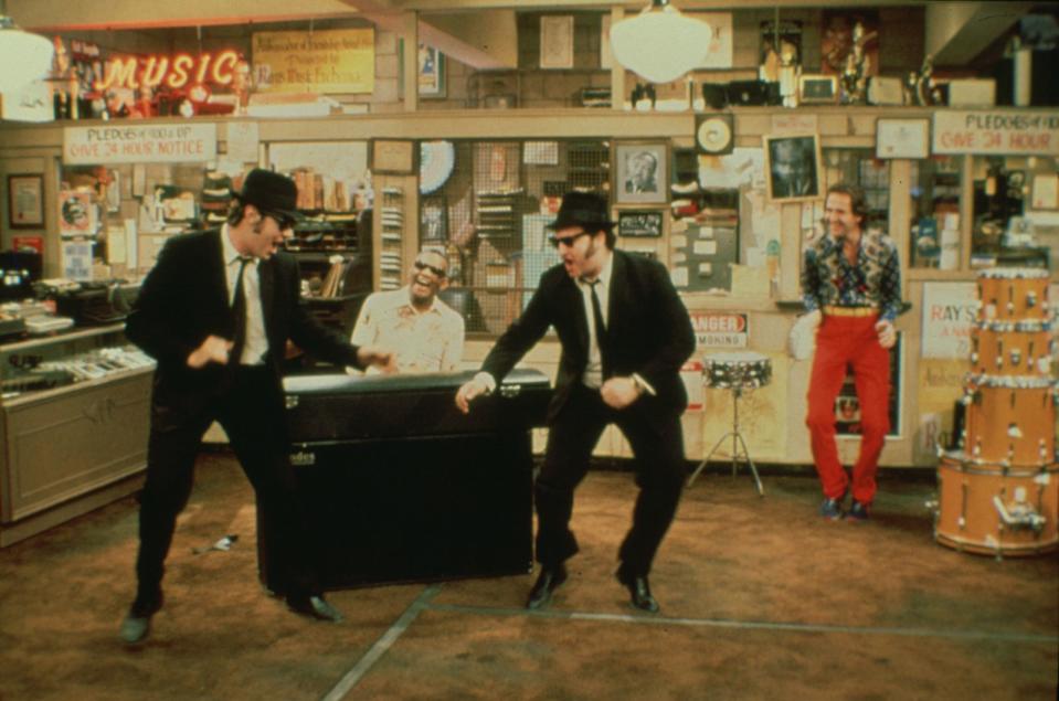 Abfeiern mit den ganz Großen: Die "Blues Brothers" Elwood (Dan Aykroyd, links) und Jake (John Belushi, rechts) treffen auf der Rekrutierungstour für ihre Band auf die großen Stars des Musikbusiness. Neben Aretha Franklin, James Brown, Cab Calloway und John Lee Hooker darf auch Ray Charles (zweiter von links) einen Hit zum Besten geben. (Bild: Universal)