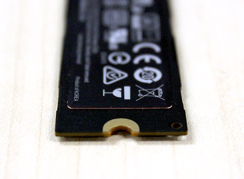 The adhesive label on the drive contains a thin strip of copper that improves its thermal performance.