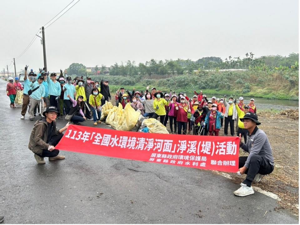 ▲民間企業及水環境巡守隊志工，共同清理牛稠溪畔。(記者／曹玥華翻攝)