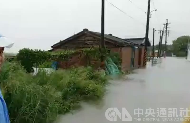 熱帶性低氣壓帶來瞬間豪雨，導致雲林水林、口湖部分地區淹水，圖為水林鄉塭底村部分低窪地區水深及膝，24日已預防性撤離12人。（中央社）