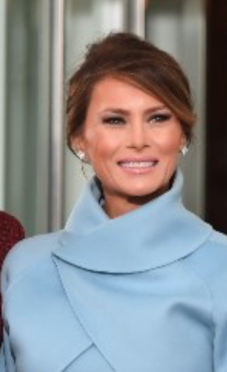 <p>La mère de Melania Trump était première d'atelier dans une usine textile, lui rapportait des magazines de mode de ses voyages professionnels en Europe. Ainsi au lycée, plutôt bonne élève, celle qui ignorait qu'elle deviendrait un jour First Lady, suit des cours de dessin et de photographie et veut devenir styliste. Elle commence alors des études en architecture et en design, mais sa rencontre avec un célèbre photographe de mode slovène, Stane Jerko, va changer sa vie. Ce dernier la repère dans la rue et lui offre ses premières séances de shooting. Elle saisit sa chance et quitte son pays en 1991, pour Milan et Paris afin de débuter une carrière de mannequin, avant de s'installer à New York à 23 ans. C'est lors d'une Semaine de la mode, à New York, en 1998, qu'elle rencontre Donald Trump, son futur mari, dans une fête donnée par le patron d'une agence de mannequins. Crédit photo : capture d’écran </p>