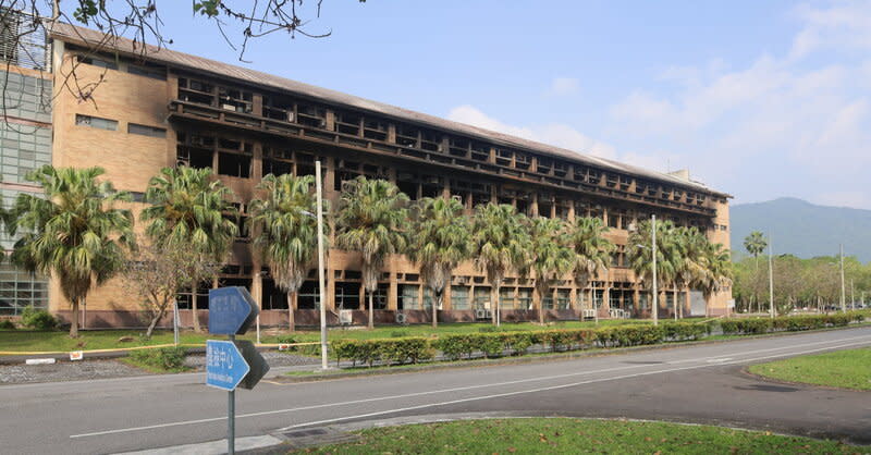 花蓮3日強震後，東華大學理工一館發生火警，師生長期累積實驗成果全被燒光，D棟更付之一炬，4日從大樓外觀看，明顯呈現一片焦黑。 （圖／東華大學提供）