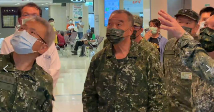 國防部長邱國正趕抵醫院關心傷兵。（圖／翻攝畫面）
