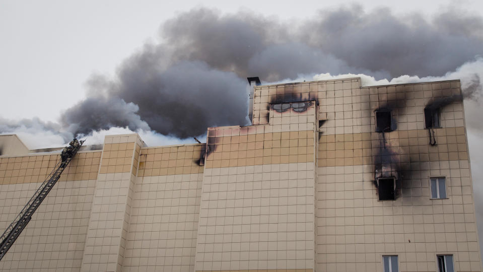 <p>Members of the Emergency Situations Ministry work to extinguish a fire in a shopping mall in the Siberian city of Kemerovo, Russia, March 25, 2018.(Photo: Maksim Lisov/Reuters) </p>