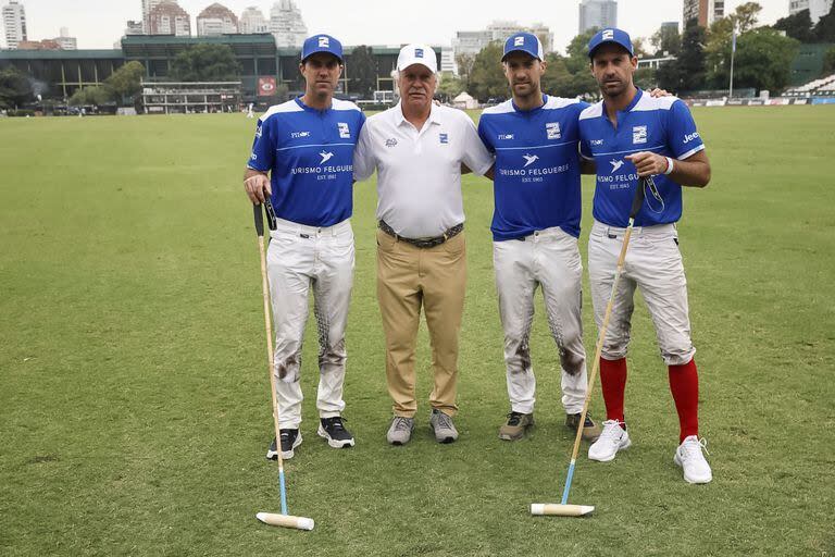 Gonzalo Pieres junto con sus tres hijos (Gonzalito, Nicolás y Facundo) que llegaron a 10 goles como él, durante 2022, en los 30 años de Ellerstina