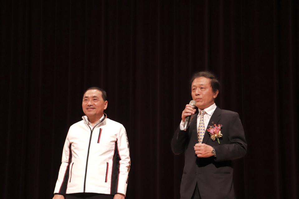 新北市長侯友宜（左）與新北市建築師公會理事長崔懋森（右）共同感謝建築師們的協助，期許日後一同將新北市打造成永續城市。   圖：新北市工務局提供