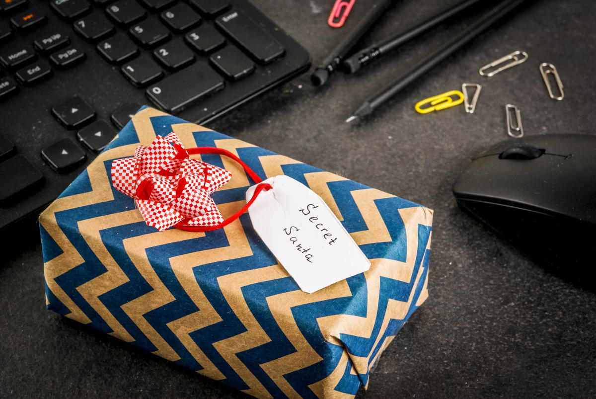 Always Give 100% At Work : Monday 13% Tuesday 22% Wednesday 39% Thursday  23% Friday 3%: Secret Santa Gifts For Coworkers Novelty Christmas Gifts for