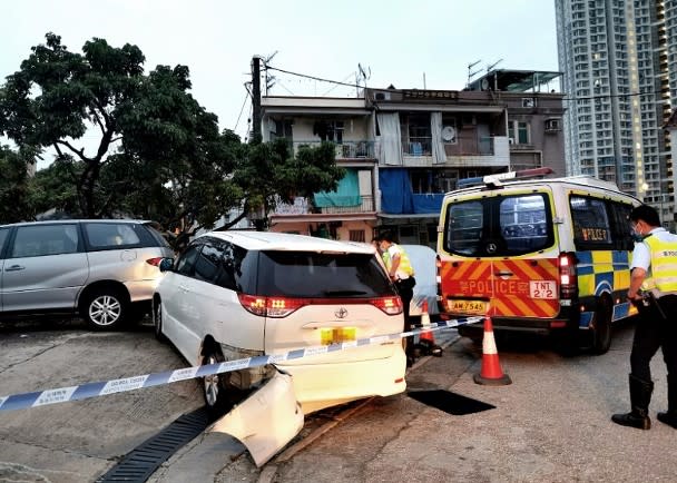 涉案私家車尾泵把損毀及警員調查。