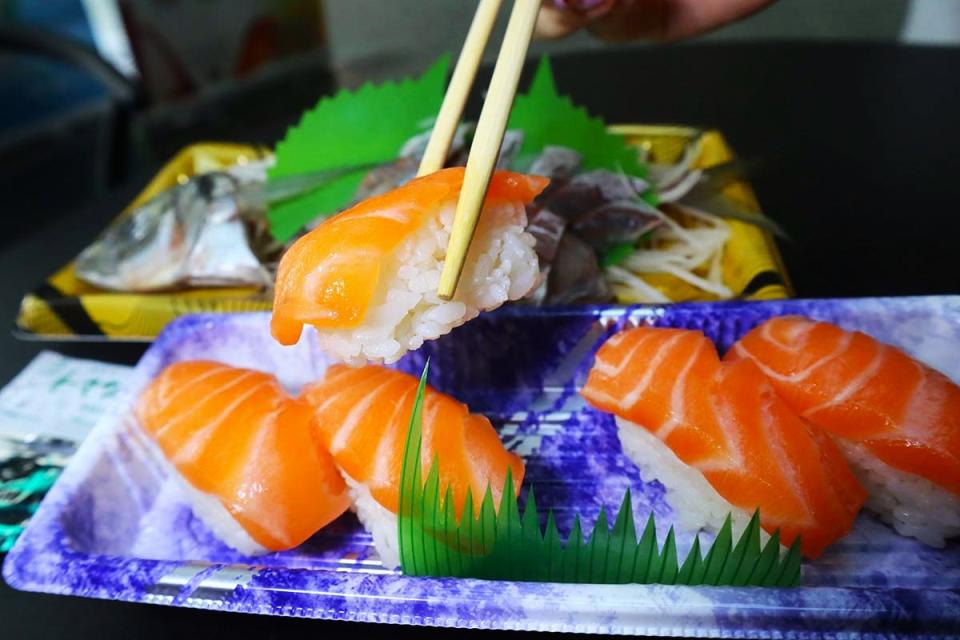 itacho sushi takeaway - salmon sashimi