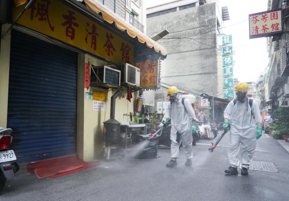 北市萬華區西園路茶館傳出武漢肺炎案例後紛紛進行清消   圖：張良一/攝